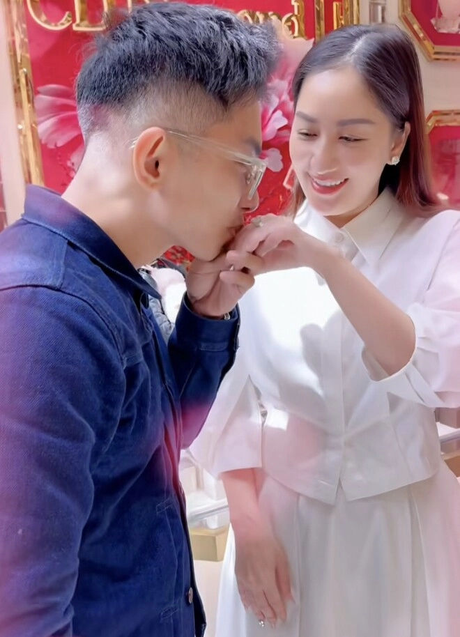 Khánh thi lo phan hiển yêu bạn nhảy mới từng bị ông xã kém 11 tuổi nhận xét là không biết điều - 11