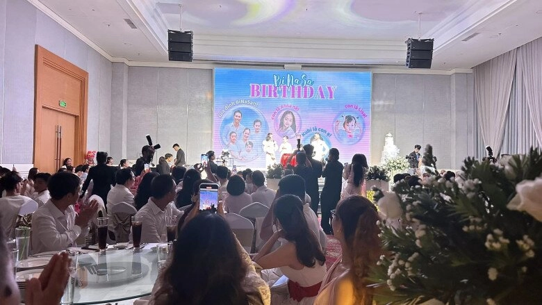 Khánh thi rơi nước mắt trong tiệc thôi nôi của bé lisa vạch kế hoạch sinh con thứ 4 với chồng trẻ - 3