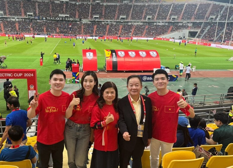 Khoảnh khắc đội trưởng duy mạnh lao ra ôm chầm lấy bầu hiển sau chiến thắng dâu hào môn đỗ mỹ linh xúc động ghi lại - 3