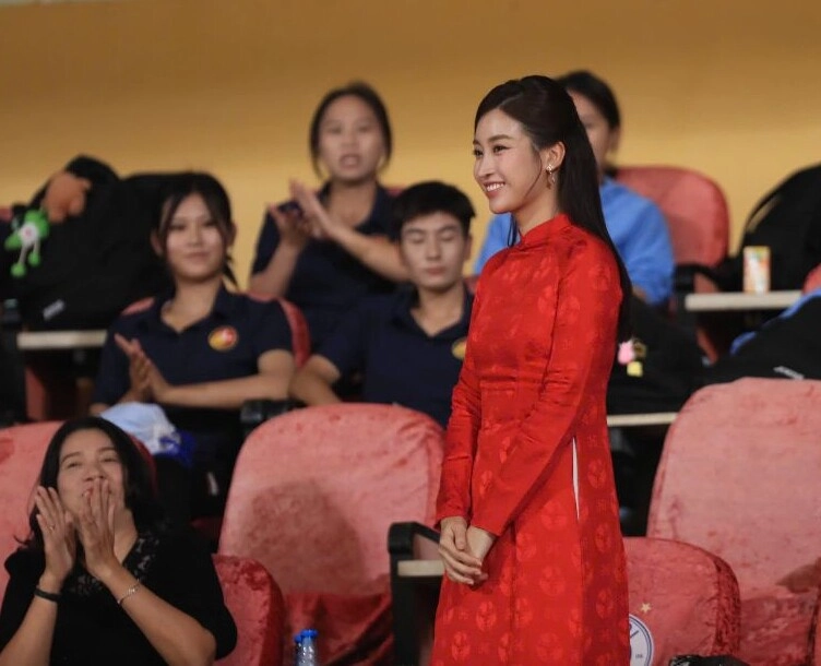 Khoảnh khắc đội trưởng duy mạnh lao ra ôm chầm lấy bầu hiển sau chiến thắng dâu hào môn đỗ mỹ linh xúc động ghi lại - 7
