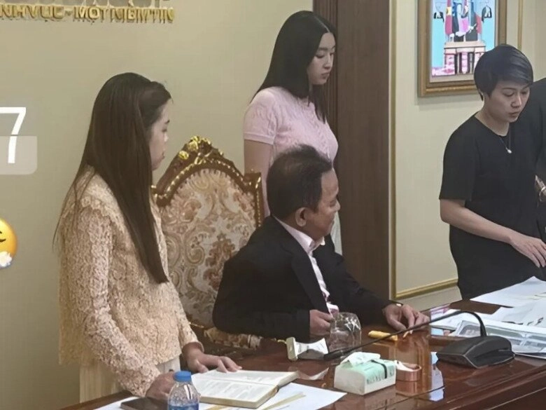 Khoảnh khắc đội trưởng duy mạnh lao ra ôm chầm lấy bầu hiển sau chiến thắng dâu hào môn đỗ mỹ linh xúc động ghi lại - 10