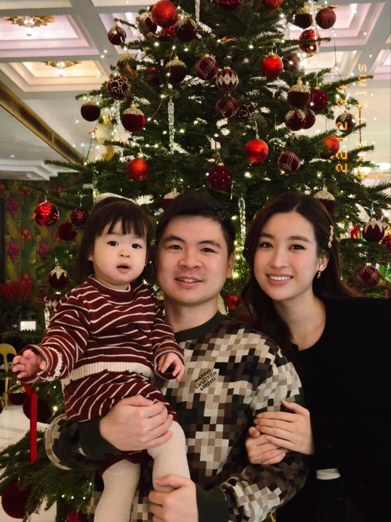 Khoảnh khắc đội trưởng duy mạnh lao ra ôm chầm lấy bầu hiển sau chiến thắng dâu hào môn đỗ mỹ linh xúc động ghi lại - 11