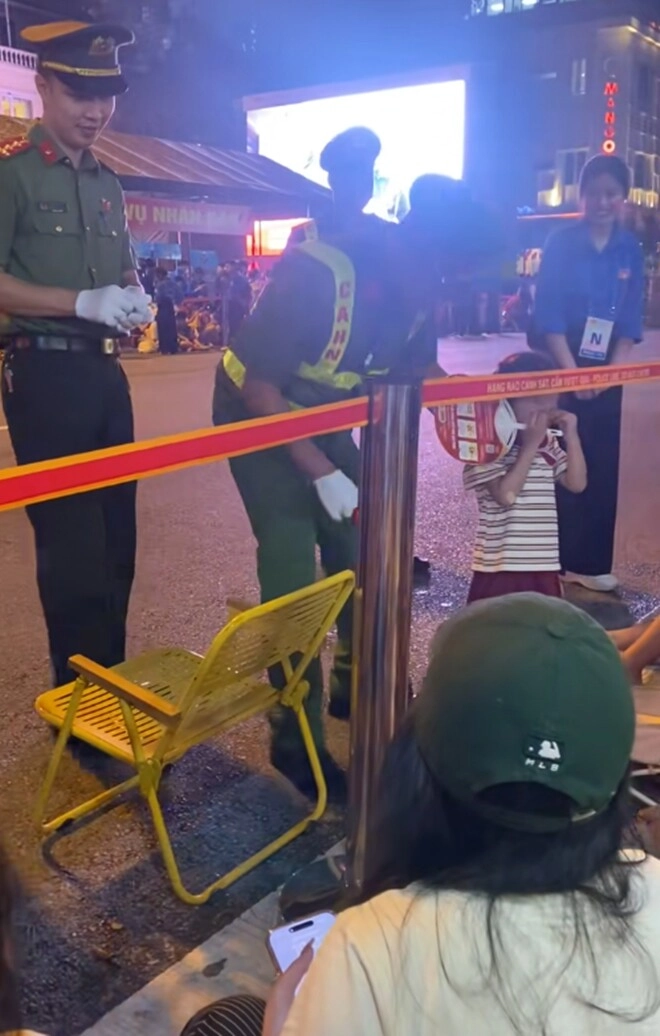 khối mầm non được chiến sĩ công an a80 đích thân bế sang đường cho ông bà câu chuyện phía sau quá đáng yêu - 3