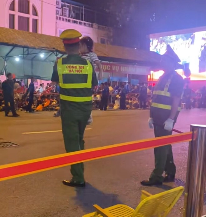 khối mầm non được chiến sĩ công an a80 đích thân bế sang đường cho ông bà câu chuyện phía sau quá đáng yêu - 5