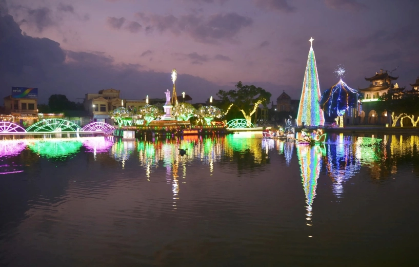 Không khí tất bật tại 4 điểm đón giáng sinh to nhất cả nước ninh bình khoe cây thông 27 tầng hà tĩnh bày trí hang đá hoành tráng - 5