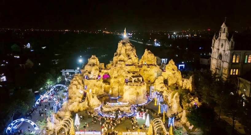 Không khí tất bật tại 4 điểm đón giáng sinh to nhất cả nước ninh bình khoe cây thông 27 tầng hà tĩnh bày trí hang đá hoành tráng - 8