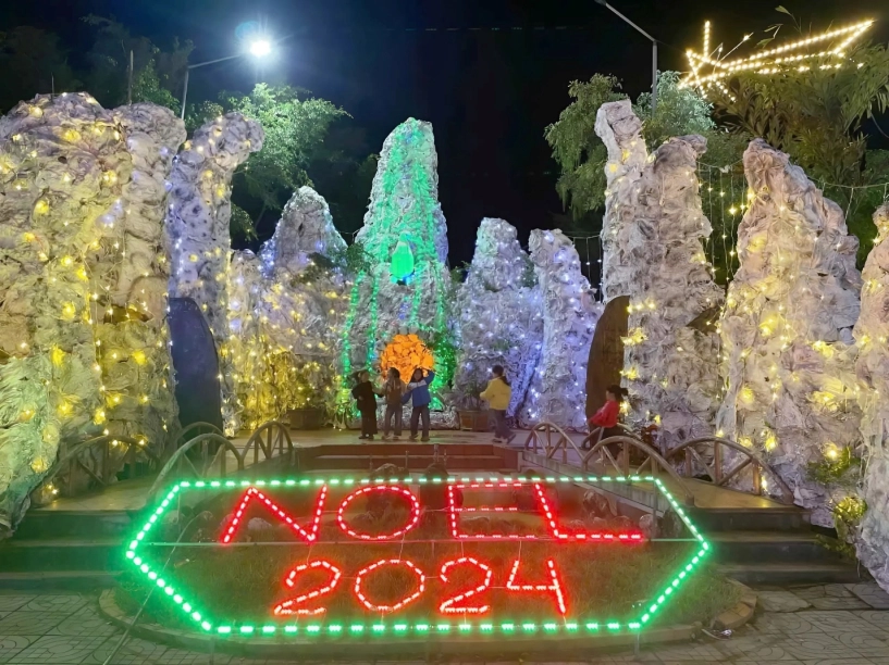 Không khí tất bật tại 4 điểm đón giáng sinh to nhất cả nước ninh bình khoe cây thông 27 tầng hà tĩnh bày trí hang đá hoành tráng - 9