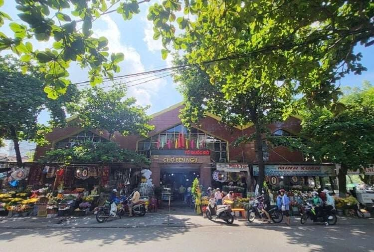 Khu chợ bán đủ thứ giữa lòng xứ huế tồn tại từ thời vua gia long là 1 trong 4 chợ nổi tiếng nhất cố đô - 1
