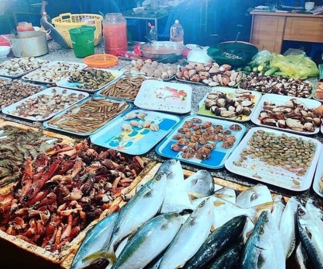 Khu chợ chuyên bán hải sản ngon rẻ ở thanh hóa chỉ dân địa phương biết du khách nào cũng mê vì đồ tươi giá hời - 1