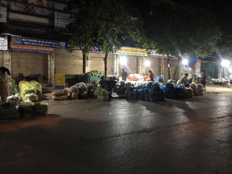 Khu chợ đầu mối không ngủ giữa lòng thái bình lúc nào cũng đông đúc người mua bán vì giá cực rẻ - 2