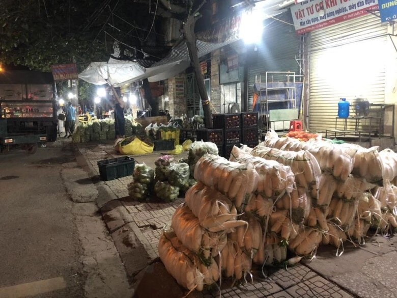 Khu chợ đầu mối không ngủ giữa lòng thái bình lúc nào cũng đông đúc người mua bán vì giá cực rẻ - 3