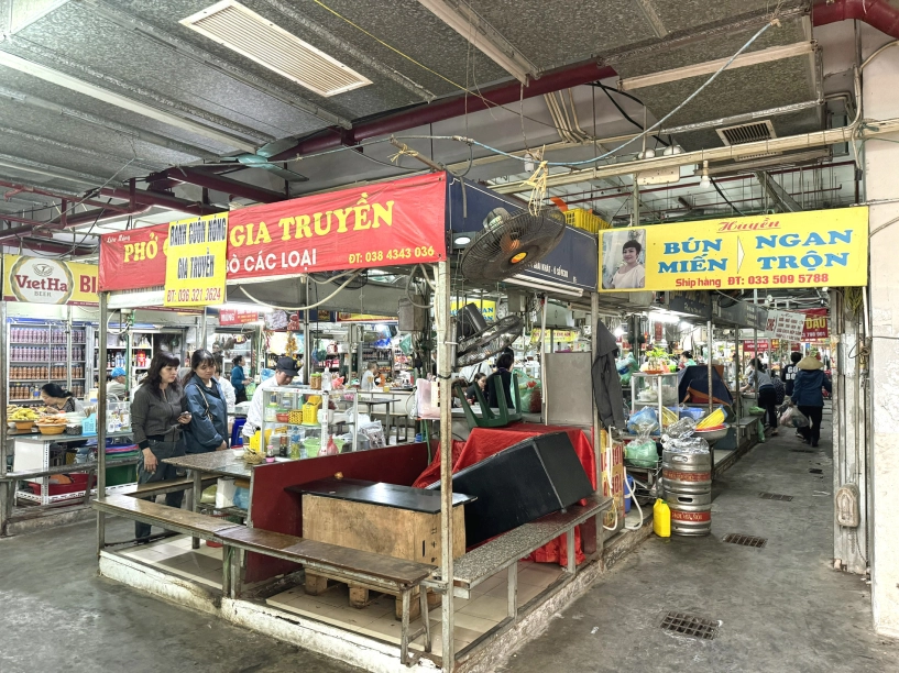 Khu chợ dưới lòng đất ở hà nội khách cầm 50 nghìn đồng ăn loạt món ngon - 2