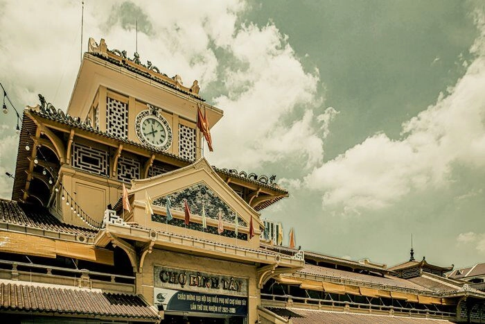 Khu chợ gần trăm năm tuổi giữa lòng sài gòn xưa chỉ có người hoa nay là nơi sầm uất bậc nhất thành phố - 1