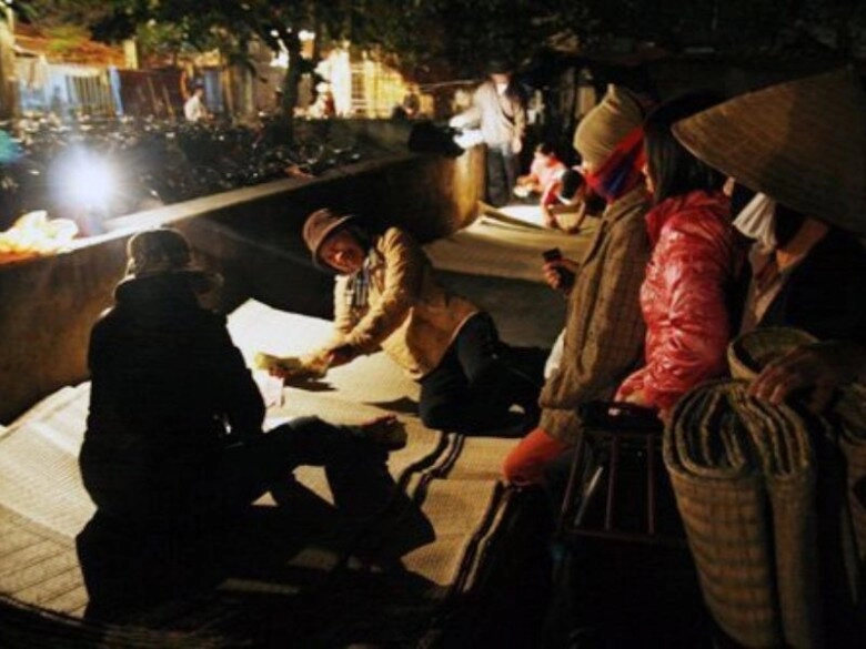 Khu chợ ma độc lạ giữa lòng thái bình họp vào lúc nửa đêm bao nhiêu năm vẫn sầm uất vì chỉ bán 1 loại hàng - 4