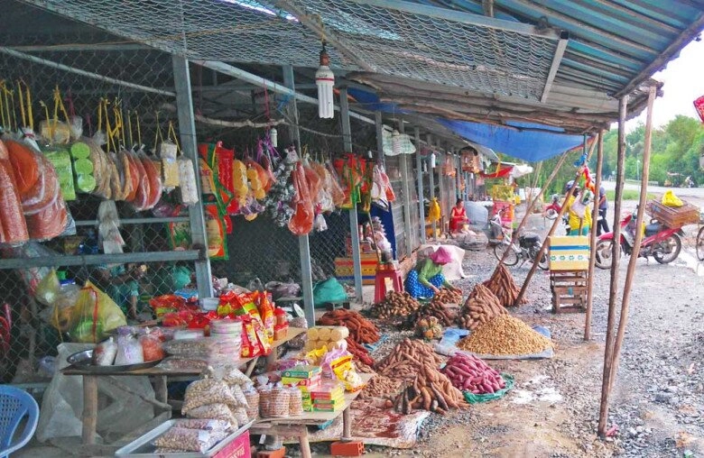 Khu chợ nằm ven đường nổi tiếng ở long an chuyên bán đủ các loại nông sản đến chim trời quý hiếm - 2