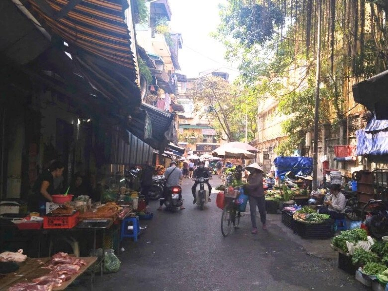 Khu chợ tồn tại hơn trăm năm giữa lòng phố cổ xưa tạm bợ nhỏ xíu nay thành ngôi chợ quê hiếm hoi còn sót lại ở thủ đô - 2