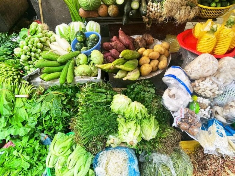 Khu chợ tồn tại hơn trăm năm giữa lòng phố cổ xưa tạm bợ nhỏ xíu nay thành ngôi chợ quê hiếm hoi còn sót lại ở thủ đô - 3