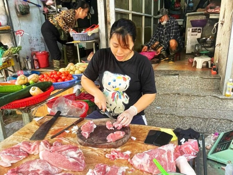 Khu chợ tồn tại hơn trăm năm giữa lòng phố cổ xưa tạm bợ nhỏ xíu nay thành ngôi chợ quê hiếm hoi còn sót lại ở thủ đô - 4