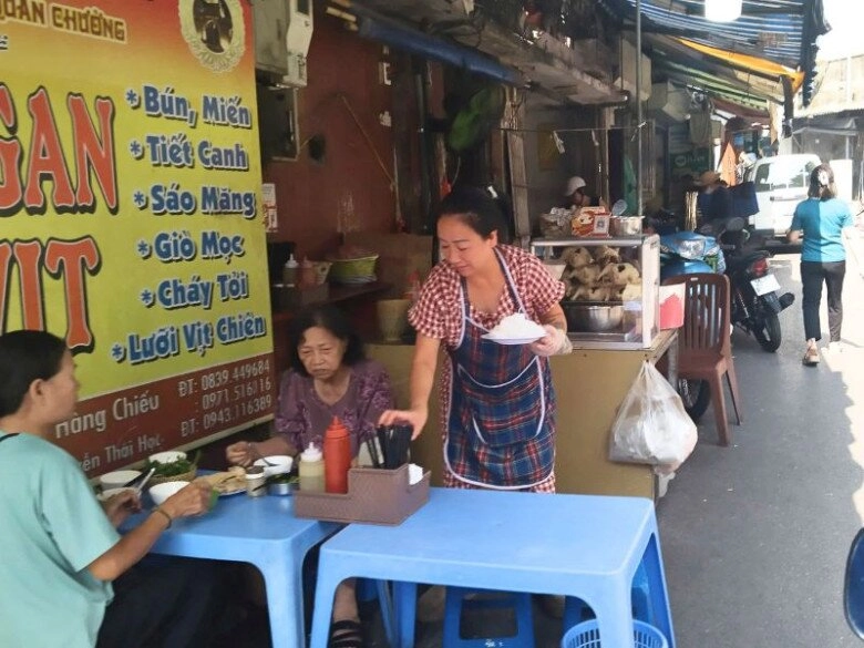 Khu chợ tồn tại hơn trăm năm giữa lòng phố cổ xưa tạm bợ nhỏ xíu nay thành ngôi chợ quê hiếm hoi còn sót lại ở thủ đô - 5