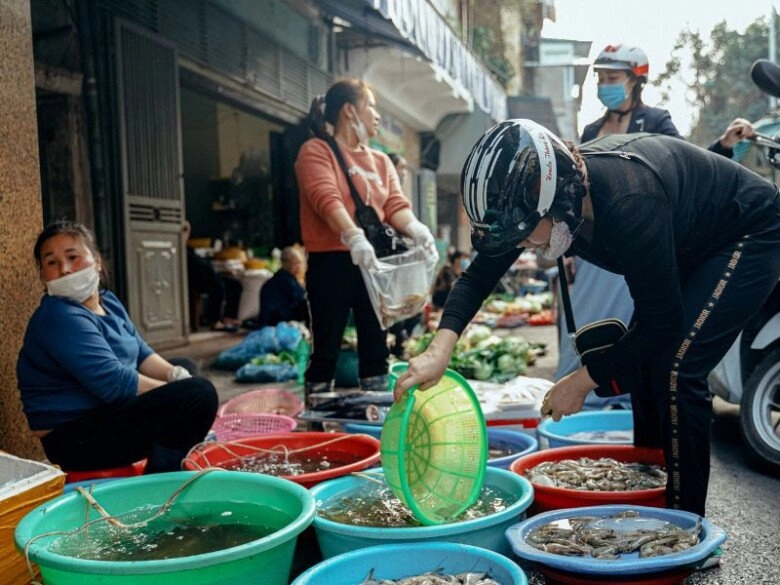 Khu chợ tồn tại hơn trăm năm giữa lòng phố cổ xưa tạm bợ nhỏ xíu nay thành ngôi chợ quê hiếm hoi còn sót lại ở thủ đô - 7