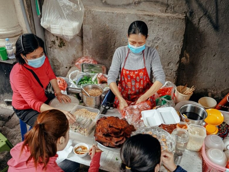 Khu chợ tồn tại hơn trăm năm giữa lòng phố cổ xưa tạm bợ nhỏ xíu nay thành ngôi chợ quê hiếm hoi còn sót lại ở thủ đô - 9