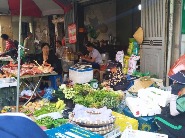 Khu chợ tồn tại hơn trăm năm giữa lòng phố cổ xưa tạm bợ nhỏ xíu nay thành ngôi chợ quê hiếm hoi còn sót lại ở thủ đô - 10