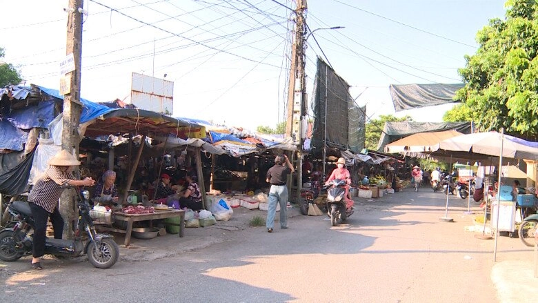 Khu chợ trăm tuổi ở thái bình bán nhiều loại bánh ai cũng mê đi ngang qua mùi thơm lừng níu chân khách - 1