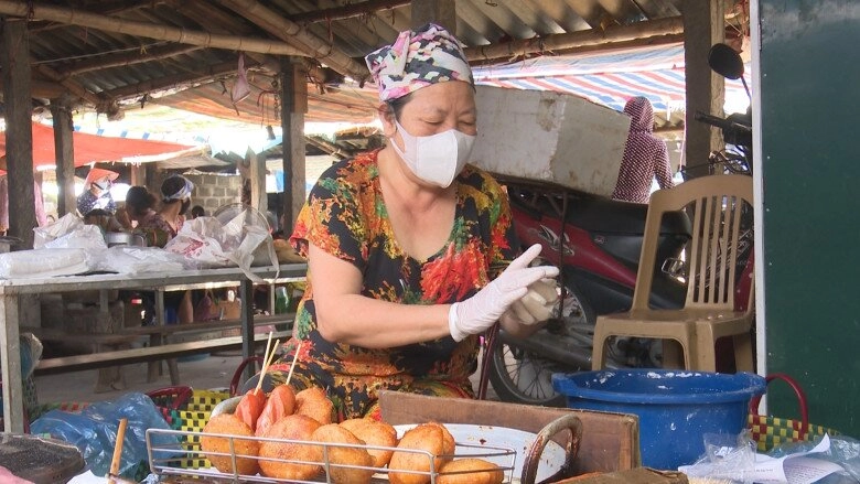 Khu chợ trăm tuổi ở thái bình bán nhiều loại bánh ai cũng mê đi ngang qua mùi thơm lừng níu chân khách - 3