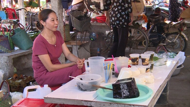 Khu chợ trăm tuổi ở thái bình bán nhiều loại bánh ai cũng mê đi ngang qua mùi thơm lừng níu chân khách - 4