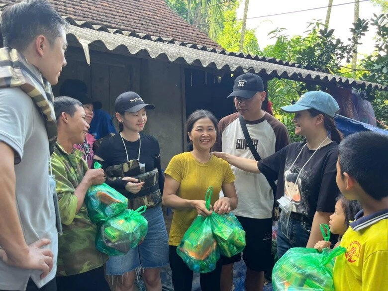 Kiều anh phía trước là bầu trời đến vùng lũ hỗ trợ danh tính người đàn ông đi cùng cô gây chú ý - 1