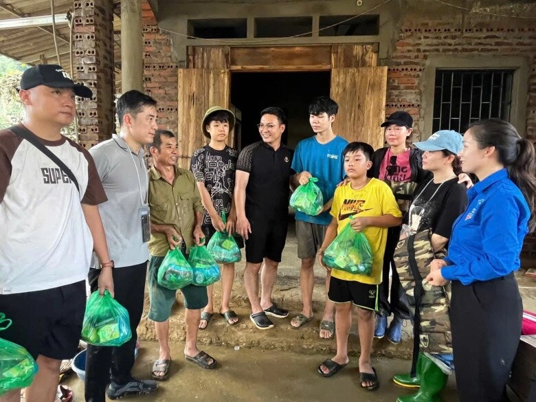 Kiều anh phía trước là bầu trời đến vùng lũ hỗ trợ danh tính người đàn ông đi cùng cô gây chú ý - 5