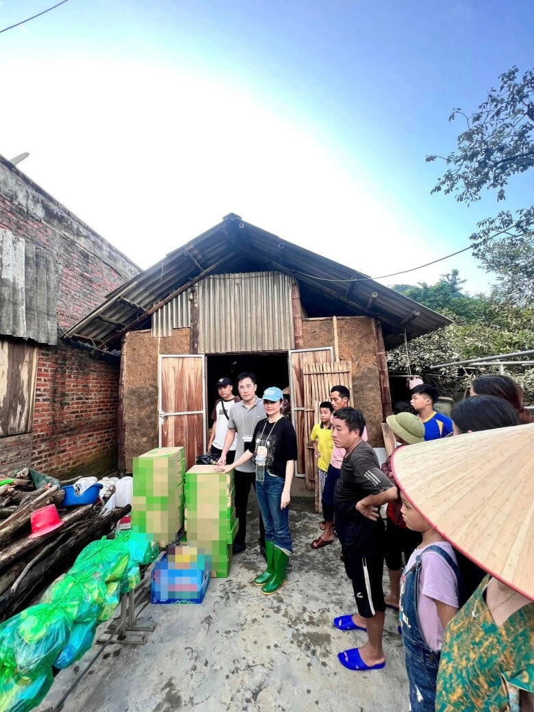 Kiều anh phía trước là bầu trời đến vùng lũ hỗ trợ danh tính người đàn ông đi cùng cô gây chú ý - 6