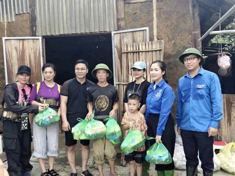 Kiều anh phía trước là bầu trời đến vùng lũ hỗ trợ danh tính người đàn ông đi cùng cô gây chú ý - 7