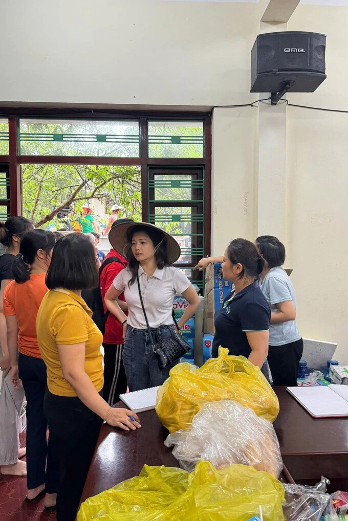 Kiều anh phía trước là bầu trời đến vùng lũ hỗ trợ danh tính người đàn ông đi cùng cô gây chú ý - 8