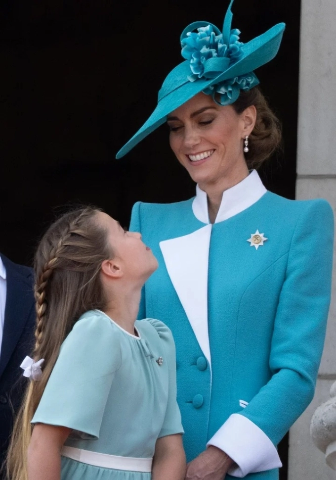 Kiểu tóc của công chúa charlotte hé lộ cách nuôi dạy con của kate - 4