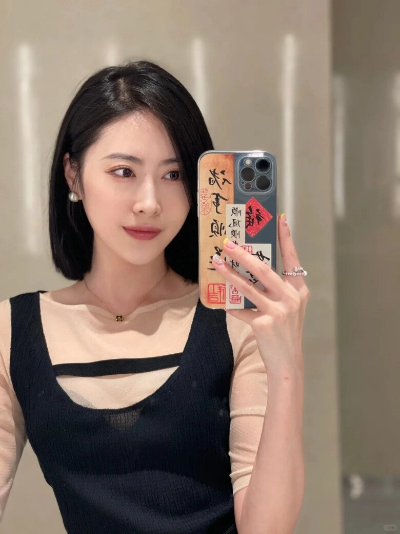 Kiểu tóc một cỡ giúp người phụ nữ u50 chỉnh sửa gương mặt nhỏ gọn trẻ trung mà không cần dao kéo - 9