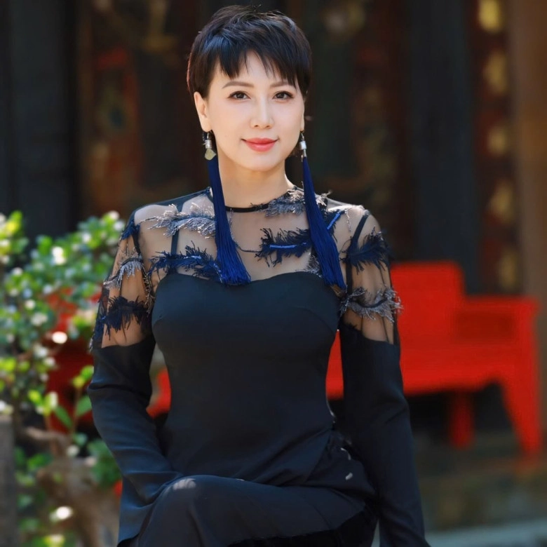 Kiểu tóc ngắn đẹp giúp mẹ vợ đoàn văn hậu u50 trẻ như chị gái phụ nữ nào cũng để được - 4