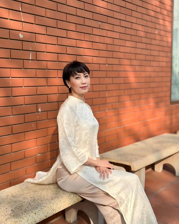 Kiểu tóc ngắn đẹp giúp mẹ vợ đoàn văn hậu u50 trẻ như chị gái phụ nữ nào cũng để được - 5