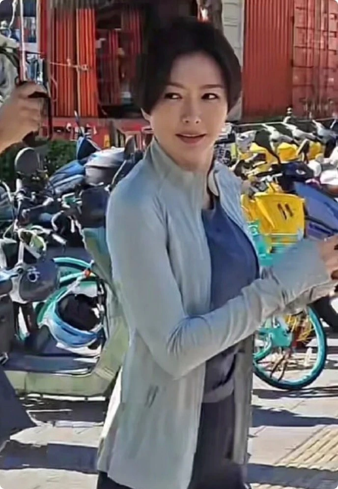 Kiểu tóc ngắn mới nhất khiến hoàng hậu đẹp nhất màn ảnh bị chê như già đi 10 tuổi chị em 40 nên tránh gấp - 4