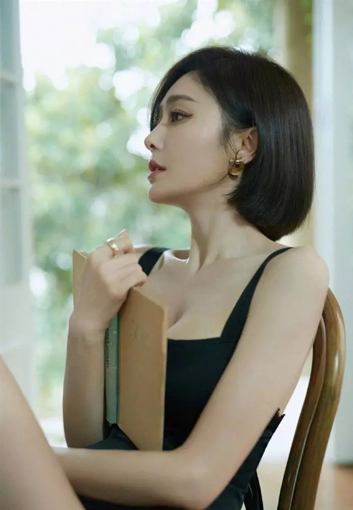 Kiểu tóc ngắn mới nhất khiến hoàng hậu đẹp nhất màn ảnh bị chê như già đi 10 tuổi chị em 40 nên tránh gấp - 6