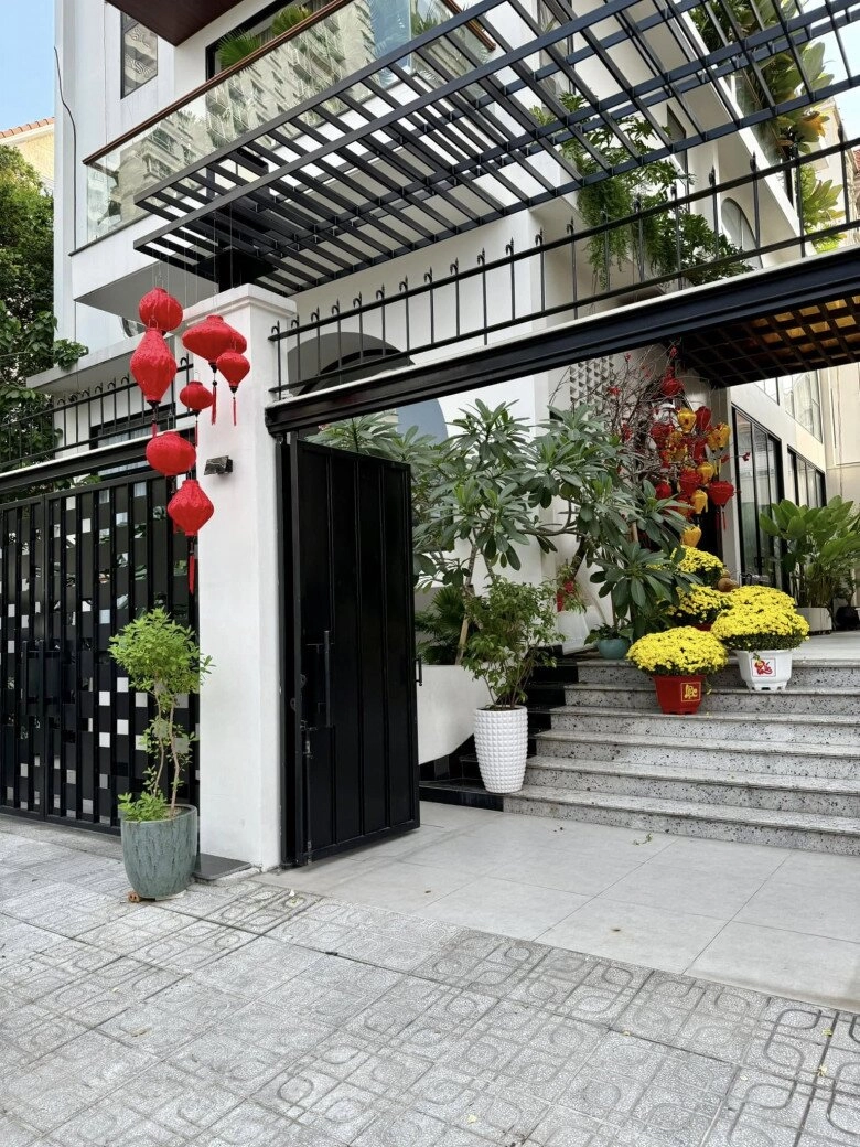 Là ceo có đất rộng 50000m2 nhưng sau sinh con thứ 4 dv vân trang gây bất ngờ khi cho ái nữ vào trường công học phí 3 triệutháng - 3