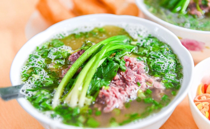 Lạ lùng quán phở nước đục 4 đời ở hà nội khách xếp hàng dài chờ đến lượt tự bê và ngồi vỉa hè thưởng thức - 1