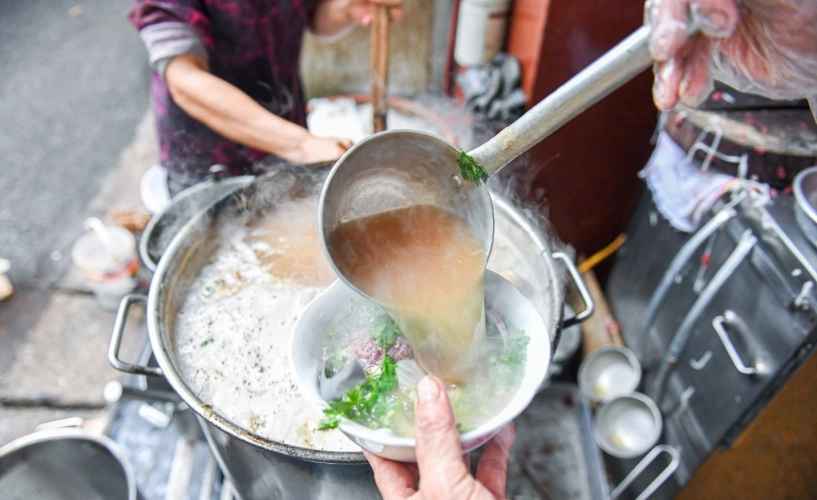 Lạ lùng quán phở nước đục 4 đời ở hà nội khách xếp hàng dài chờ đến lượt tự bê và ngồi vỉa hè thưởng thức - 2