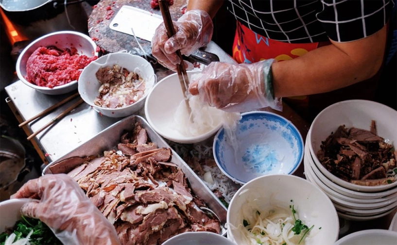Lạ lùng quán phở nước đục 4 đời ở hà nội khách xếp hàng dài chờ đến lượt tự bê và ngồi vỉa hè thưởng thức - 3