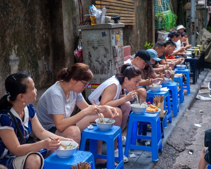 Lạ lùng quán phở nước đục 4 đời ở hà nội khách xếp hàng dài chờ đến lượt tự bê và ngồi vỉa hè thưởng thức - 4