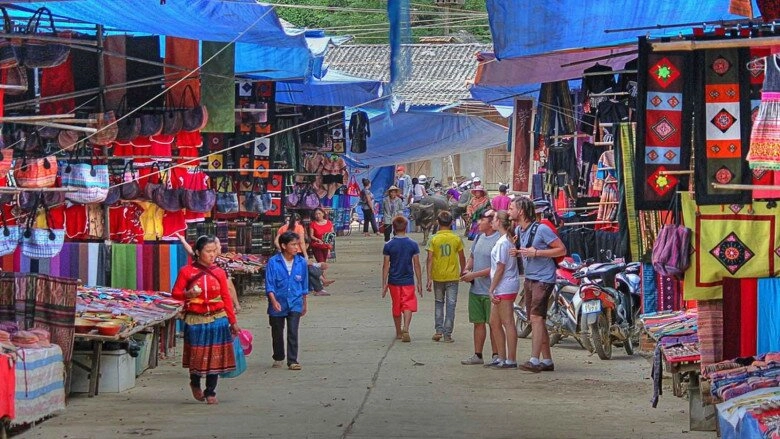 Lạc lối trong phiên chợ đầy màu sắc giữa lòng hòa bình trở thành điểm hút khách bậc nhất mai châu - 1