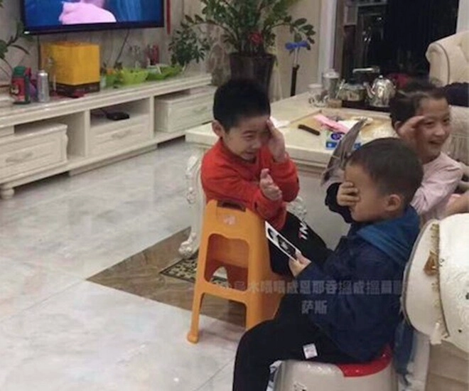 làm gì nếu gặp phải cảnh nhạy cảm khi đang xem tv cùng con mẹ trả lời quá thông minh khiến ai cũng vội học hỏi - 1