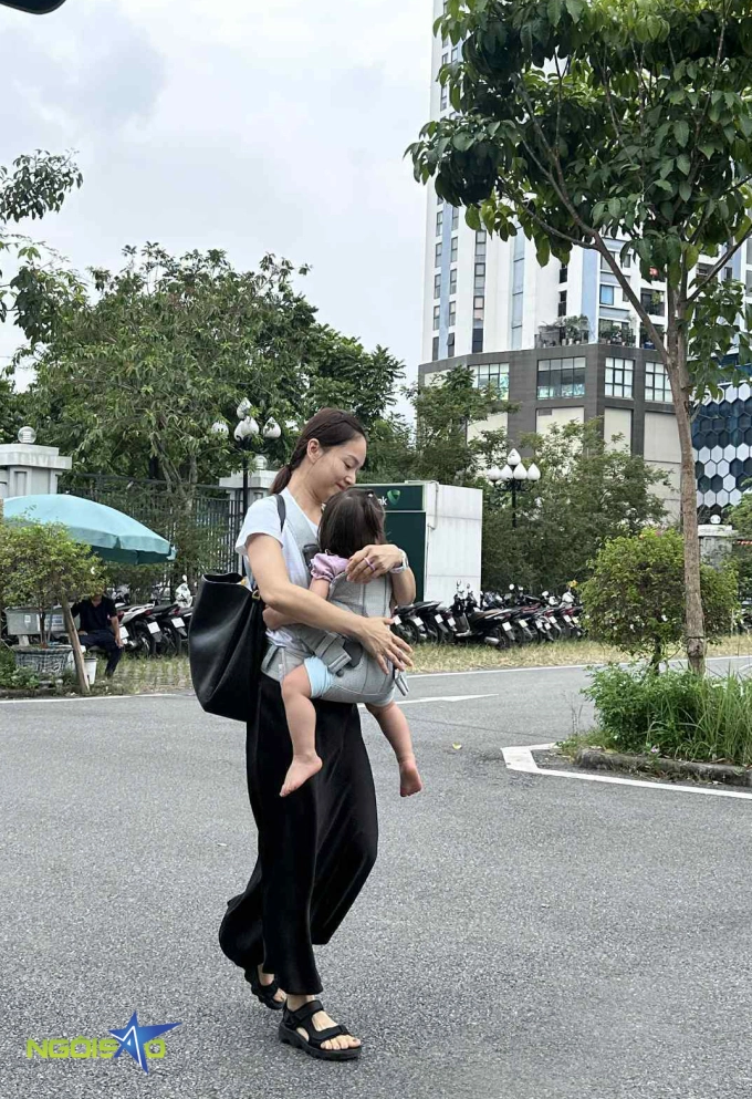 Lan phương địu con đến phiên tòa xử ly hôn - 1