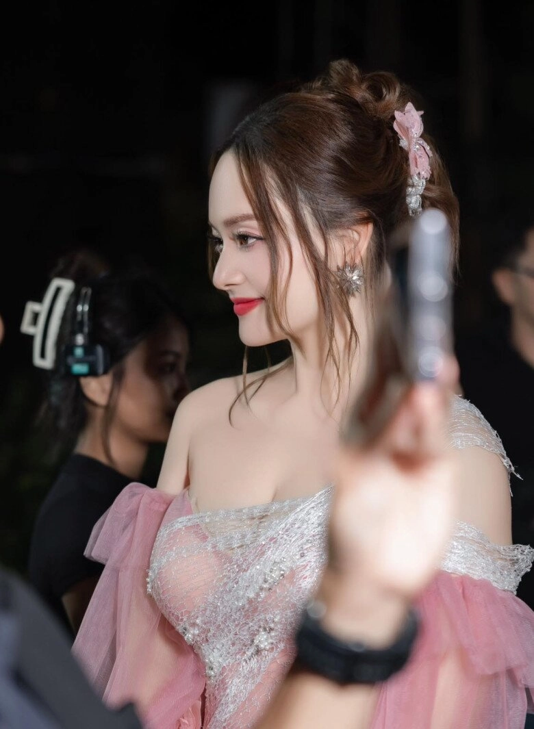 Lan phương lần đầu tiết lộ cuộc sống tại đà nẵng đoàn tụ cùng chồng tây cao 2m thừa nhận nhiều lúc tủi thân - 9