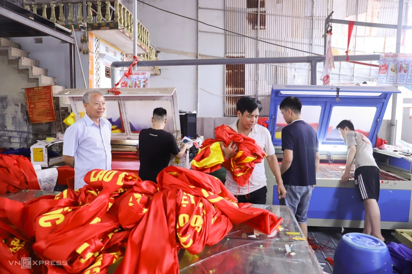 Làng may cờ tổ quốc tất bật dịp 304 - 2